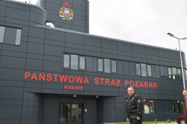 - Strażnica stoi, ma się dobrze i się nie zawala - mówi Grzegorz Rutkowski, komendant powiatowy PSP w Żninie.