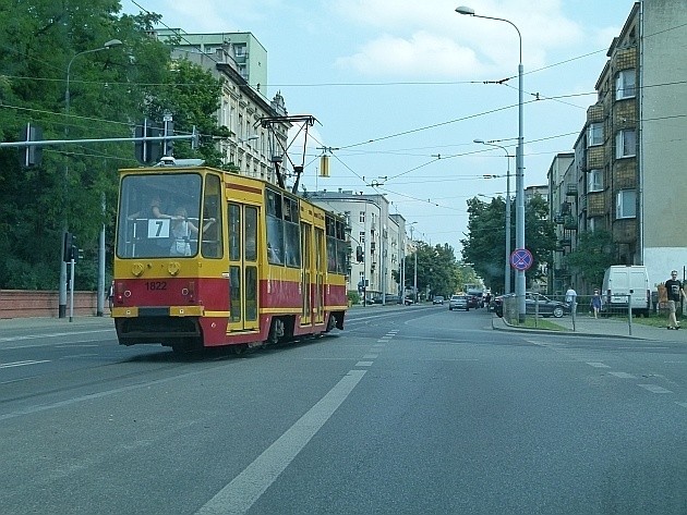 Tramwaje z jednym wagonem wożą pasażerów od początku wakacji.