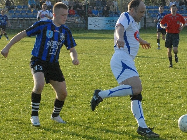 Mecz w Tyczynie pomiedzy Strugiem (niebiesko-czarne stroje), a Sokolem Sokolów Mlp. zostal przerwany przy stanie 3-1 w 53. minucie.