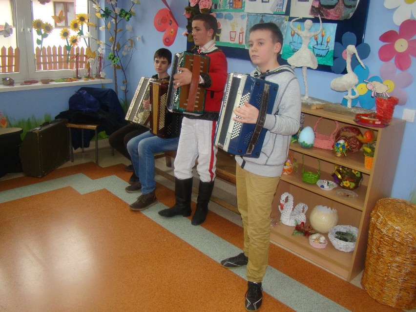 Uczennice z ZS w Czarni wykonały utwory „W zielonym gaiku”...