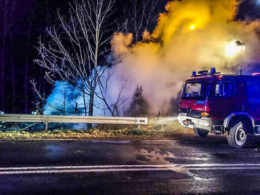Lubomierz. Siedem straży pożarnych gasiło nocny pożar drewnianego budynku