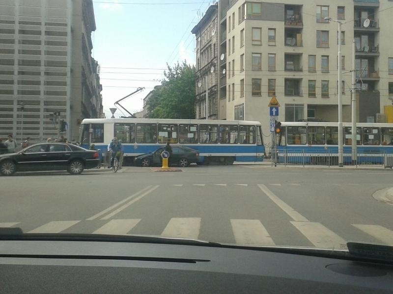 Wypadek na skrzyżowaniu Pułaskiego i Komuny Paryskiej. Auto zderzyło się z tramwajem (ZDJĘCIA)