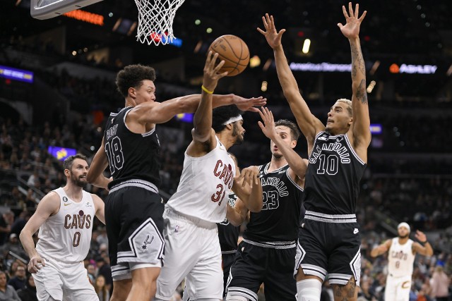 Jeremy Sochan (nr 10) po kilkunastodniowej przerwie pojawił się na boisku w meczu San Antonio Spurs z Cleveland Cavaliers.