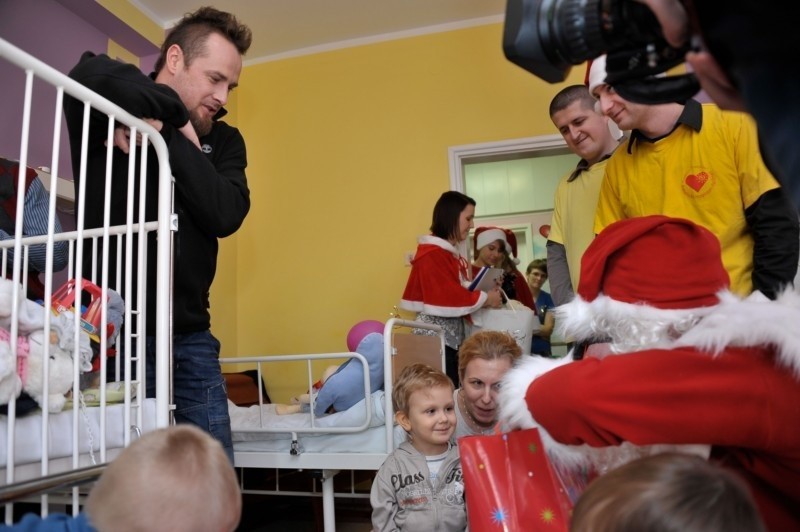 UDSK. Fundacja Pomóż im obdarowała chore dzieci. Przyszli Mikołaj i Paweł Małaszyński (zdjęcia, wideo)