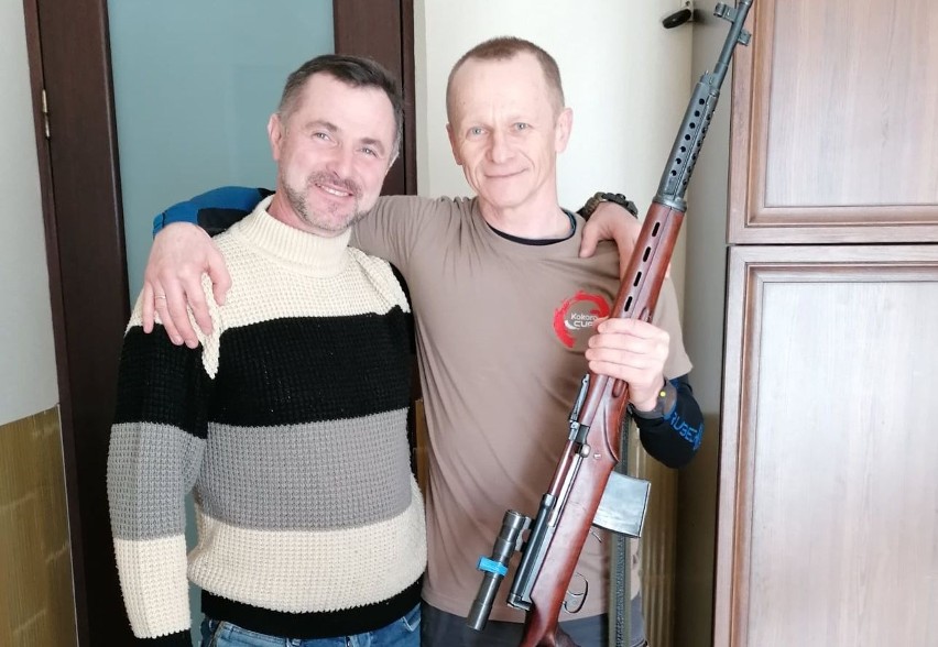 Trener Klubu Karate Morawica i Piekoszów Andrzej Horna nadal pomaga Ukrainie. Tym razem był z transportem w Jaworowie. Zobacz zdjęcia
