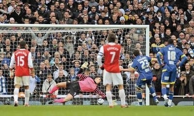 Robert Snodgrass (drugi z prawej, Leeds United) pokonuje Wojciecha Szczesnego (Arsenal) z rzutu karnego Fot. PAP/EPA/Andy Rain