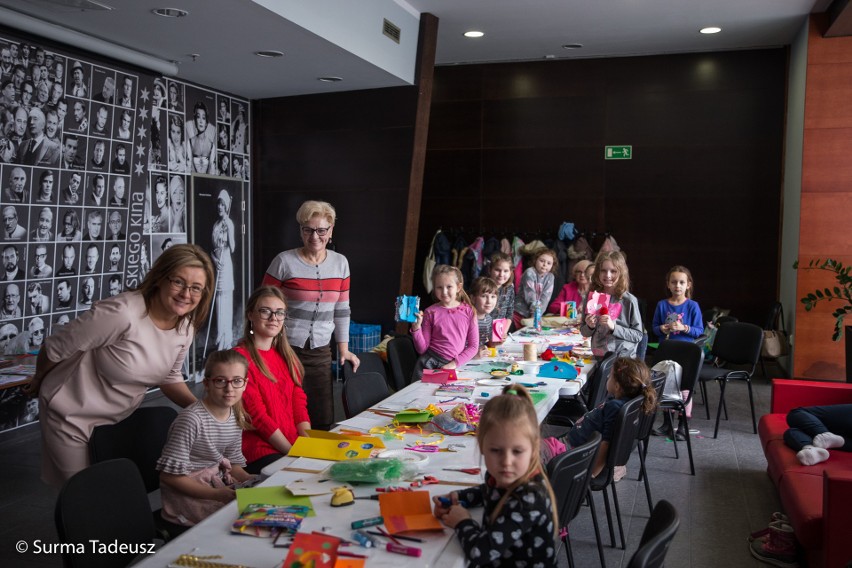 To już przedostatnie dni ferii w Stargardzkim Centrum Kultury. Ubranka z UTW, kartki z Bramą i biżuteria z UTW [ZDJĘCIA, WIDEO]