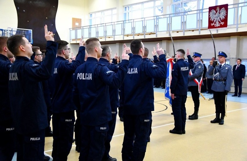 Słowa roty ślubowania wypowiedziało 40 policjantów – 6...