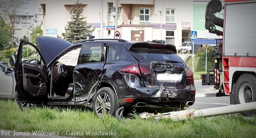 Wrocław: Wypadek Porsche na rondzie Żołnierzy Wyklętych (ZDJĘCIA)
