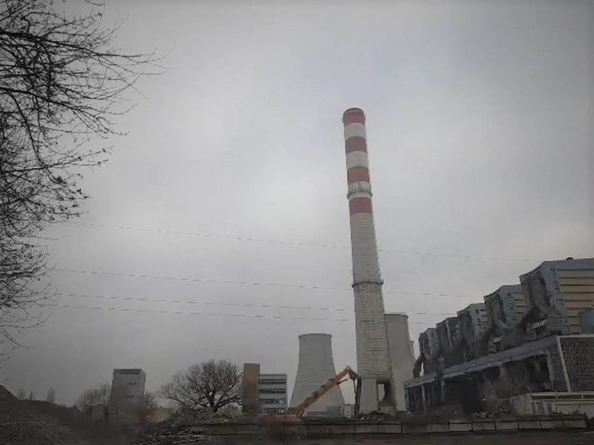 Chwilę po godzinie 12.00 jako pierwszy wyburzony został...