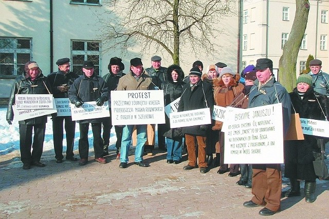 Kilkudziesięciu parafian z Szelkowa (pow. makowski) protestowało przed łomżyńską Kurią Diecezjalną