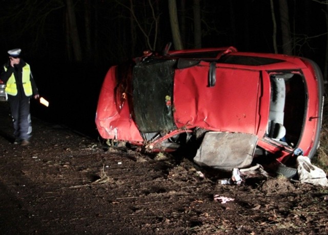 Auto zostało doszczętnie zniszczone. Kierowca i pasażerowie mogą mówić o szczęściu.