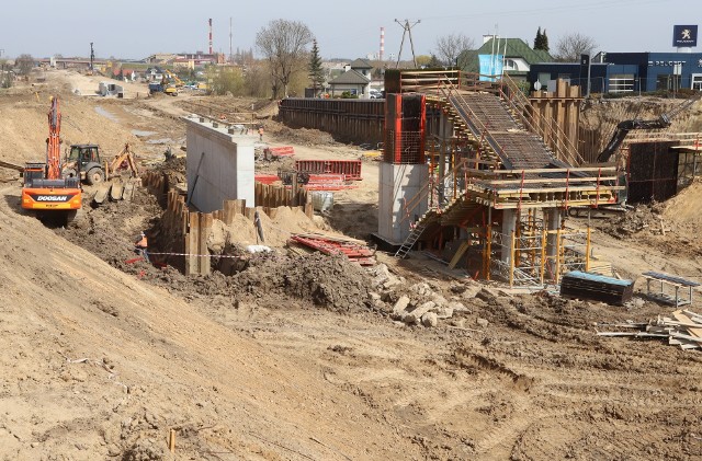 Na wszystkich radomskich odcinkach trasy kolejowej numer 8 trwają prace ekip budowlanych. Na zdjęciu budowany wiadukt i przystanek kolejowy na ulicy Kozienickiej, w głębi zbudowany już wiadukt na ulicy Gołębiowskiej.