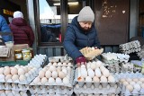 Pani Władysława od 20 lat sprzedaje jajka na kieleckich bazarach. Klientów wita ciepłym słowem i szczerym uśmiechem. Zobaczcie wideo