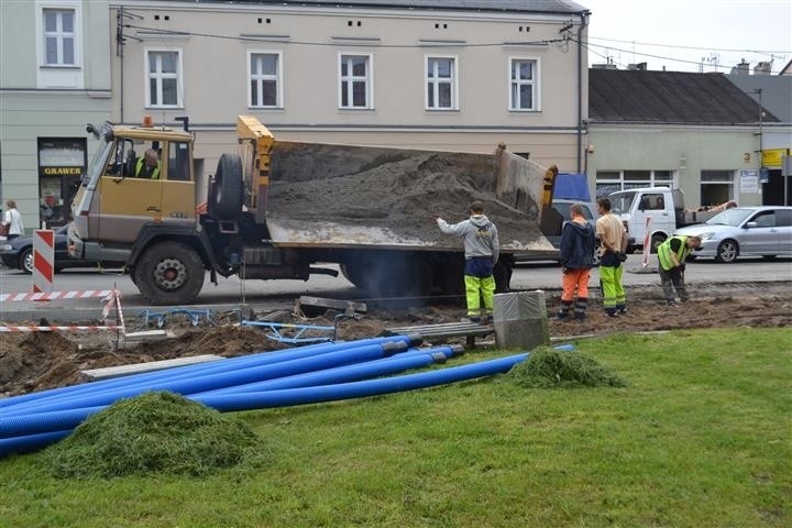 Częstochowa: Remont Warszawskiej. Trwa wyburzanie kamienicy przy ulicy Garibaldiego [ZDJĘCIA]