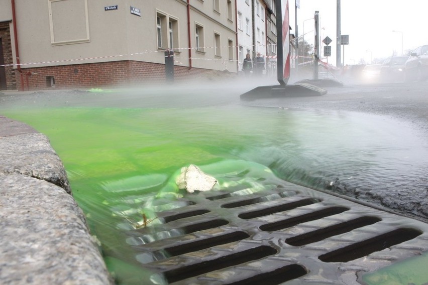 Zielona woda na ul. Paderewskiego w Słupsku