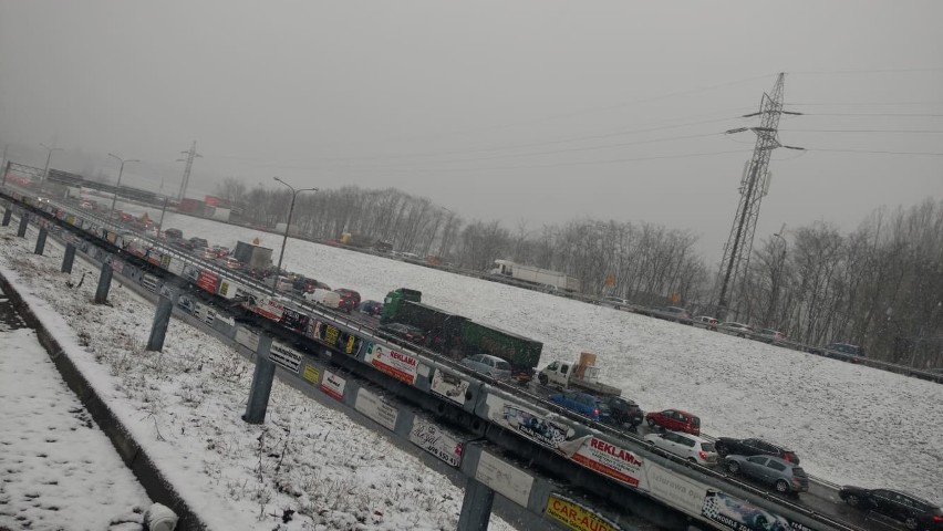 Atak zimy  woj. śląskim. Fatalne warunki na drogach. Ogromny korek na S86 w Katowicach i Sosnowcu. Autobusy utknęły. Są duże opóźnienia
