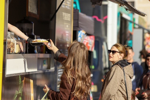 Dzisiaj (piątek) w Toruniu pojawiły się Food Trucki. Pyszne, wyjątkowe jedzenie zjemy na Rynku Nowomiejskim. Kto nie zdążył tego zrobić w piątek, będzie mieć na to okazję w sobotę w godzinach  12:00-21:00 i w niedzielę od godziny 12 do 20! A jak było pierwszego dnia? Zobaczcie w naszej galerii!