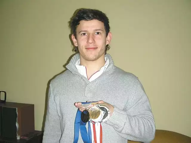Maciej Bielecki prezentuje srebrny medal z 2012 r., brązowy z 2011 r., z mistrzostw Europy, złoty z mistrzostw Polski "elity" i srebrny z 2011 r. 
