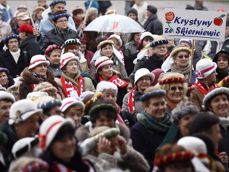 - Pięknie wyglądacie w tych dworskich nakryciach głowy. To...