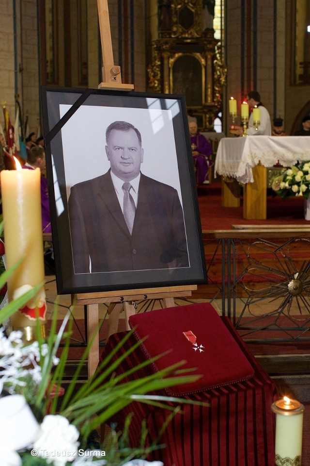 W poniedziałek w Stargardzie bardzo wiele os&oacute;b wzięło udział w ostatniej drodze prezydenta miasta, Sławomira Pajora. Zapraszamy do galerii naszego fotoreportera Tadeusza Surmy.