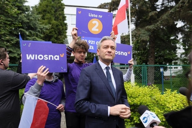 Dzisiaj (17.05) przed siedzibą Radia Maryja w Toruniu odbyła się konferencja partii Wiosna. Oprócz Roberta Biedronia pojawiła się także Wanda Nowicka, która jest liderką Wiosny na listach w Kujawsko-Pomorskiem. Oto fotorelacja z tego wydarzenia.Zobacz także: Tęczowe flagi na Rynku Staromiejskim. Mamy zdjęcia