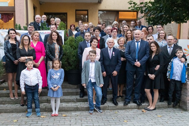 Jubilaci Zdzisława i Henryk Żubka z Małej Cerkwicy w otoczeniu licznej rodziny