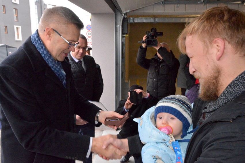 Prezydent Bogdan Wenta z radością wręczył klucze do...