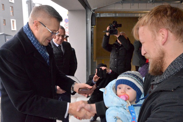 Prezydent Bogdan Wenta z radością wręczył klucze do mieszkania dla rodziny trojaczków.