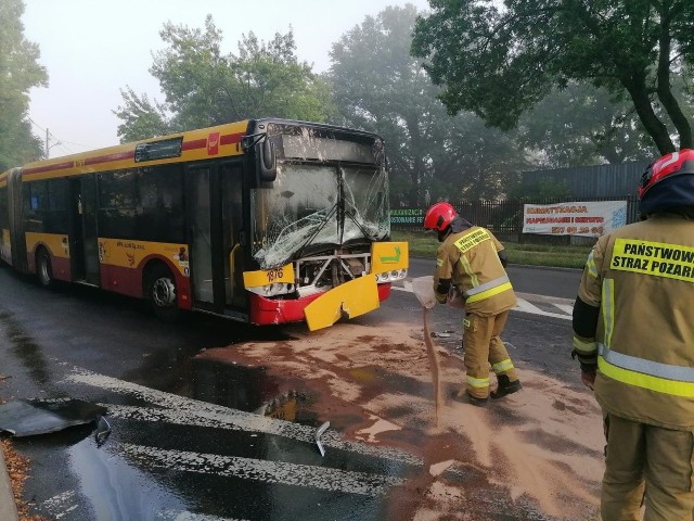 Do groźnego zderzenia autobusu MPK z samochodem osobowym, w wyniku którego trzy osoby zostały ranne i trafiły do szpitali, doszło w poniedziałek 1 sierpnia o godz. 6.15 na rondzie u zbiegu ul. Złotno, Siewnej i Krakowskiej w Łodzi. 