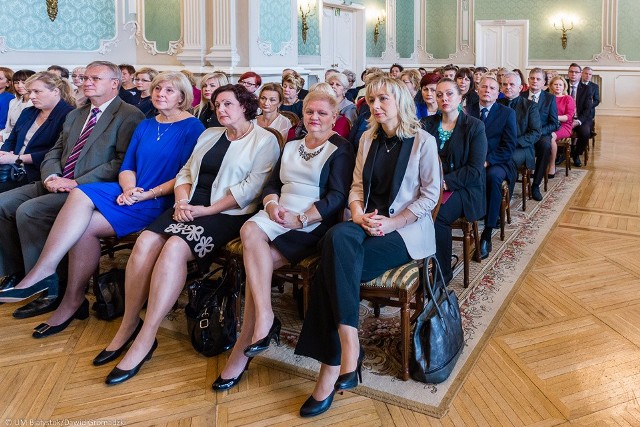 Z okazji Dnia Edukacji Narodowej prezydent Białegostoku Tadeusz Truskolaski spotkał się z nauczycielami białostockich szkół, przedszkoli i placówek oświatowych. Spotkanie było okazją do podziękowania za zaangażowanie w wychowanie dzieci i młodzieży.Bądź na bieżąco. Współczesna.pl to aktualne informacje z woj. podlaskiego i części woj. warmińsko-mazurskiego. POLUB NAS na Facebooku:Gazeta Współczesna