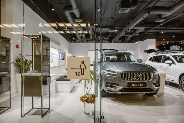 Do galerii handlowych wraca życie – w Starym Browarze można już zajrzeć do specjalnych pomieszczeń motoryzacyjnych – w poniedziałek, 11 maja otwarto Showroom Volvo, gdzie prezentowane są auta z kolekcji firmy Karlik. Przejdź do kolejnego zdjęcia --->