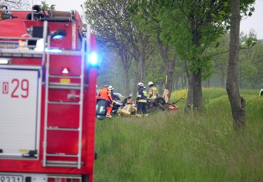 Groźny wypadek w Pokrzywnicy na drodze krajowej nr 40 do Kędzierzyna-Koźla. Jedna osoba w ciężkim stanie