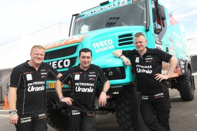 Darek Rodewald w Rajdzie Dakar 2014. 30-letni mechanik z Olesna jedzie w holenderskiej załodze Team de Rooy. 3-osobową załogę tworzą holenderski kierowca Gerard de Rooy, belgijski nawigator Tom Colsoul oraz mechanik Darek Rodewald z Olesna.