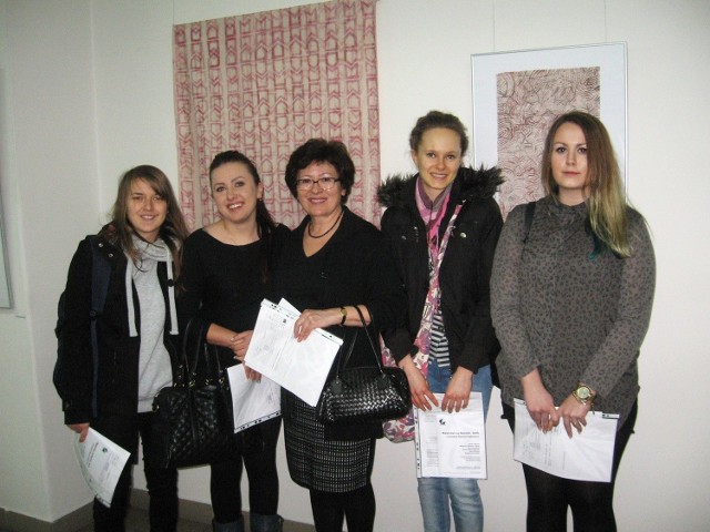 Autorki prac, od lewej - Jagoda Figarska, Katarzyna Lubańska - Bartos, Monika Mieszczakowska, Marta Michalak, w środku profesor Małgorzata Strzelec.
