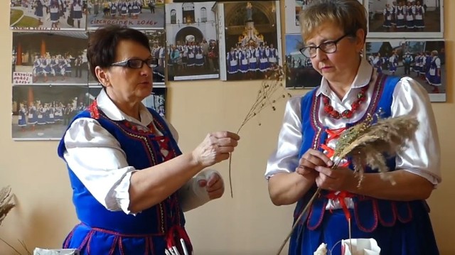 Maria Pietras (z lewej) i Justyna Pietras prezentują jak wykonać palmę wielkanocną.