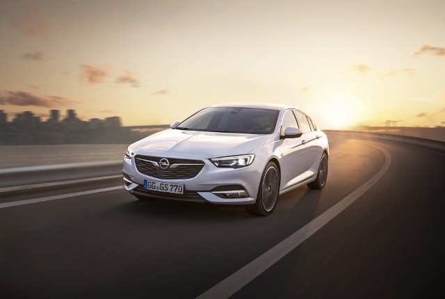Opel Insignia Grand Sport Sprzedaż auta powinna wystartować około połowy 2017 roku. W przyszłości zaoferowany zostanie także wariant kombi Sports Tourer oraz odmiana uterenowiona Country Tourer.Fot. Opel
