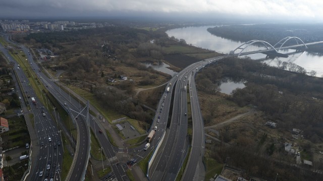 Ponad 80-metrowy wieżowiec miałby stanąć na skarpie po wschodniej stronie mostu generał Elżbiety Zawackiej.