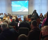 Spotkanie w sprawie budowy linii kolejowej na terenie gminy Mirzec. Kilkudziesięciu mieszkańców wyrażało swoje obawy. Zobacz zdjęcia