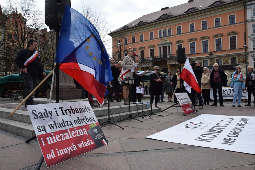 Manifestacja KOD na placu Solnym, 2 kwietnia 2017