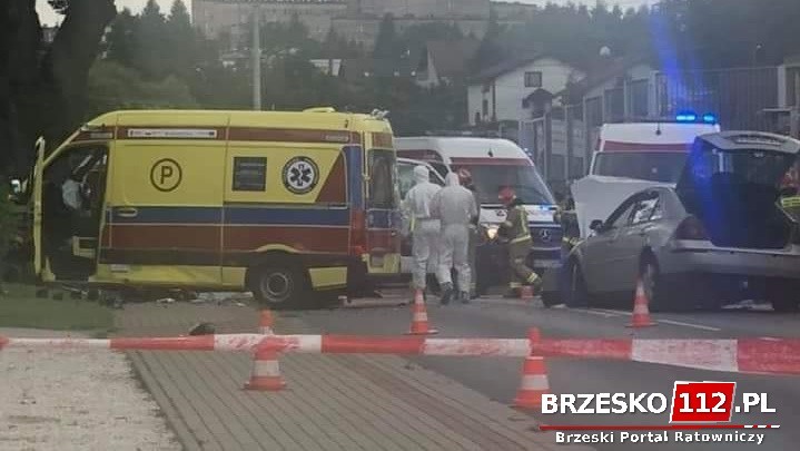 Brzesko. Wypadek karetki transportującej pacjenta z koronawirusem. Wśród rannych są dzieci