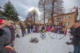 Uroczyście odsłonili rzeźbę bicykla w Darłowie. Jest też jamnik i kapelusz [ZDJĘCIA]