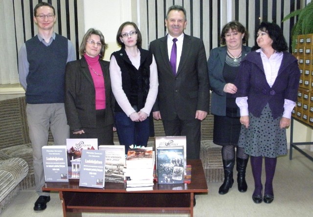 Starosta buski Jerzy Kolarz (w środku) przekazał książki załodze Miejsko-Gminnej Biblioteki Publicznej w Busku-Zdroju.