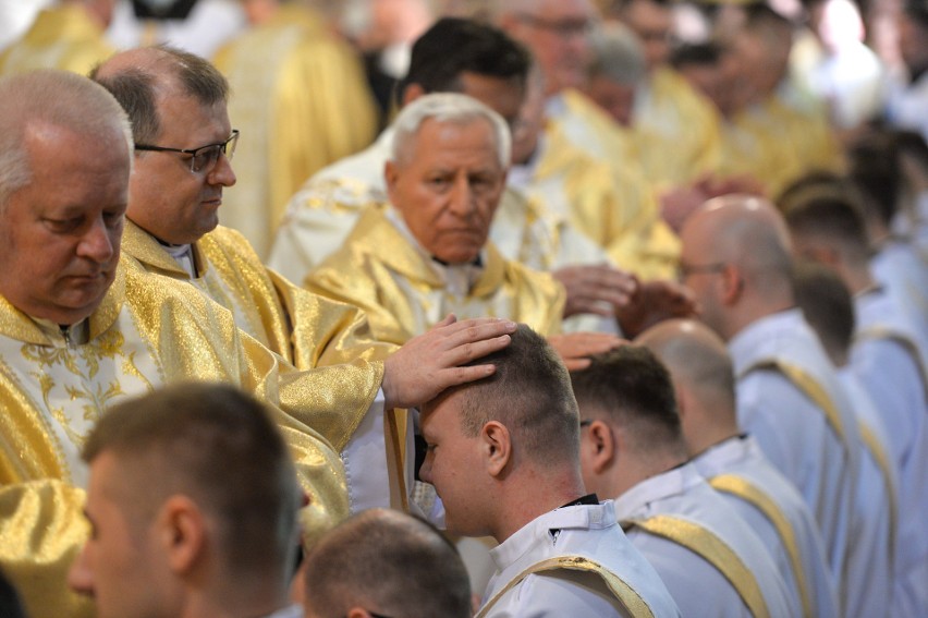 Święcenia kapłańskie 2021 w Przemyślu. Abp Adam Szal udzielił święceń prezbiteratu 19 diakonom [ZDJĘCIA]