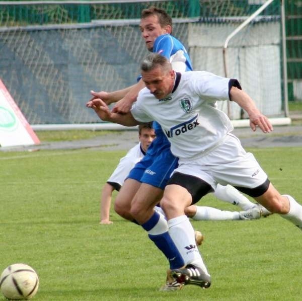 Piłkarzy Stali Stalowa Wola (z prawej Mieczysław Ożóg) czeka niezwykle ważny pojedynek z Lechią Gdańsk, który może zadecydować o ich &#8222;być albo nie być&#8221; w drugiej lidze.