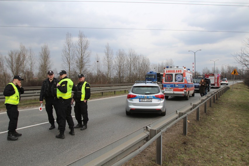 Ciężarówka uderzyła w autobus w Katowicach. Są ranni