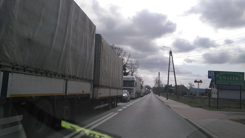 W wyniku zdarzenia dwie osoby z osobówek trafiły do...