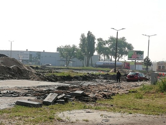 Jak informuje nas Czytelnik, barierki były lekko przesunięte, więc się zmieścił. Niestety teren budowy po ostatnich deszczach jest bardzo grząski. Auto się zakopało.