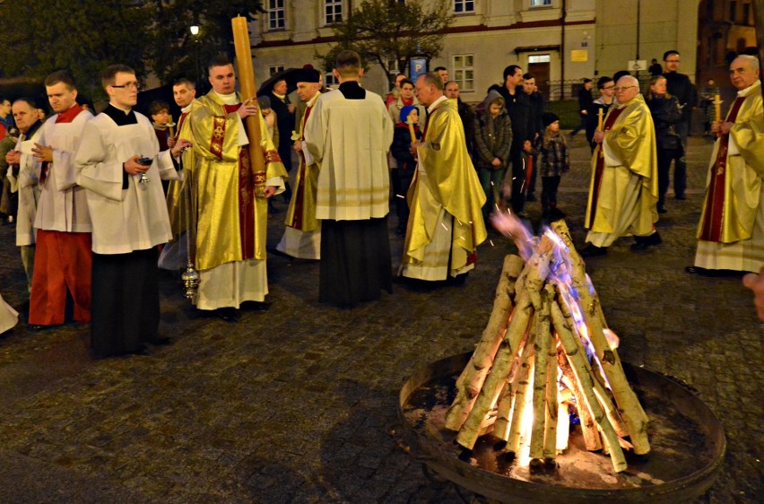 Wigilia Paschalna w Lublinie. Po zmroku przed archikatedrą działy się rzeczy niezwykłe (ZDJĘCIA)