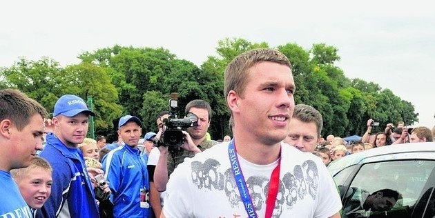 Łukasz Podolski podczas spotkania z piłkarską młodzieżą 13...